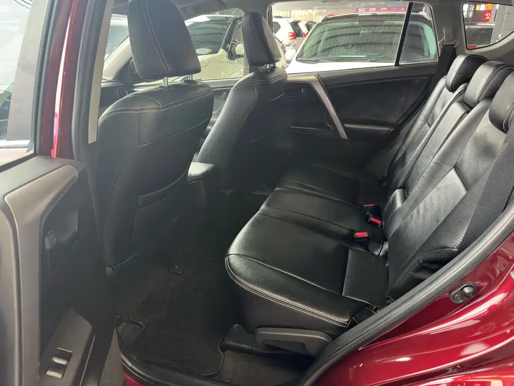Toyota RAV4 2017 — фото 16
