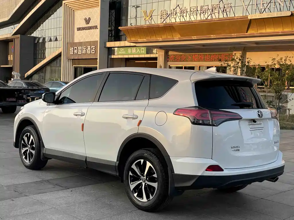 Toyota RAV4 2019 — фото 22