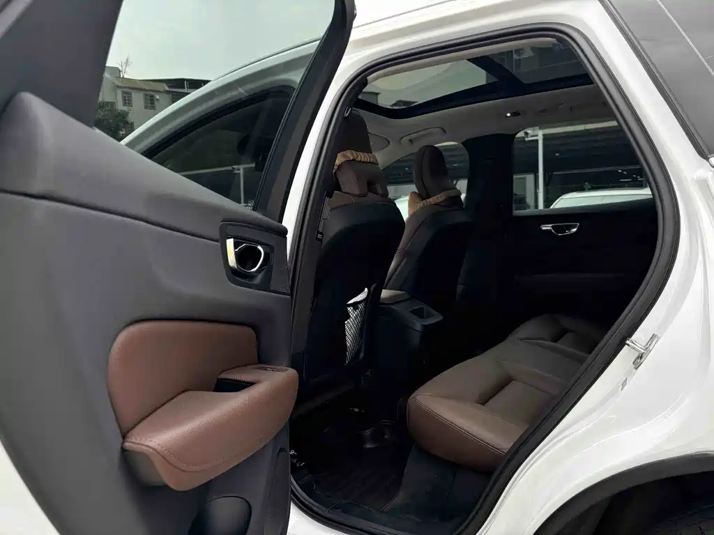 Volvo XC60 2019 — фото 16