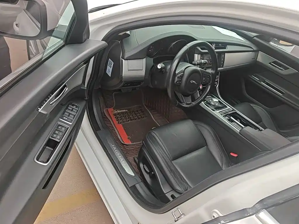 Jaguar XF 2016 — фото 16