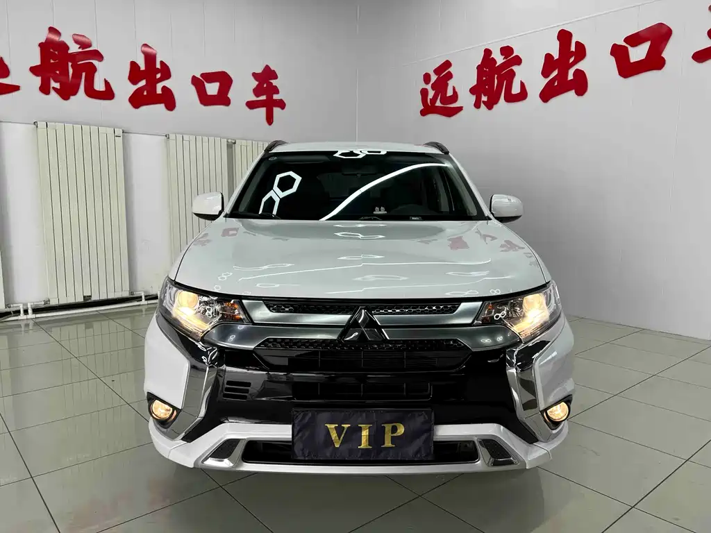 Mitsubishi Outlander 2022 — фото 2