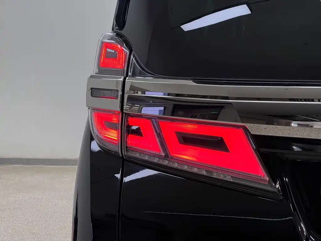 Toyota Vellfire 2022 — фото 9