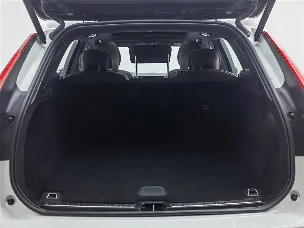 Volvo XC60 2021 — фото 16