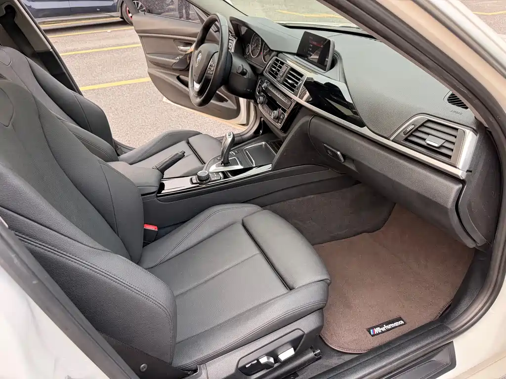 BMW 3 Series 2018 — фото 11