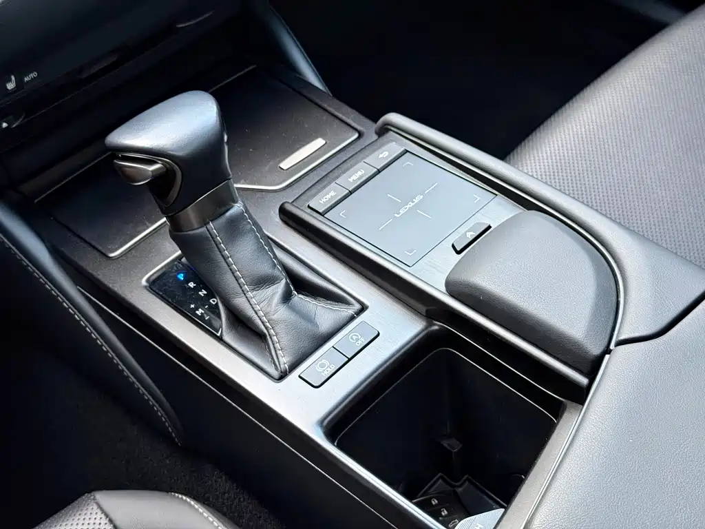 Lexus ES 2020 — фото 10