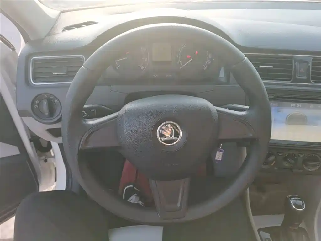 Skoda Rapid 2015 — фото 11