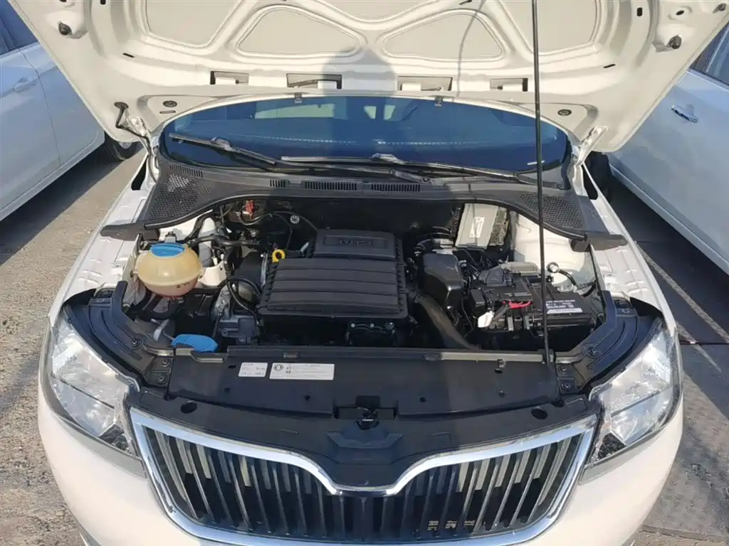 Skoda Rapid 2015 — фото 20
