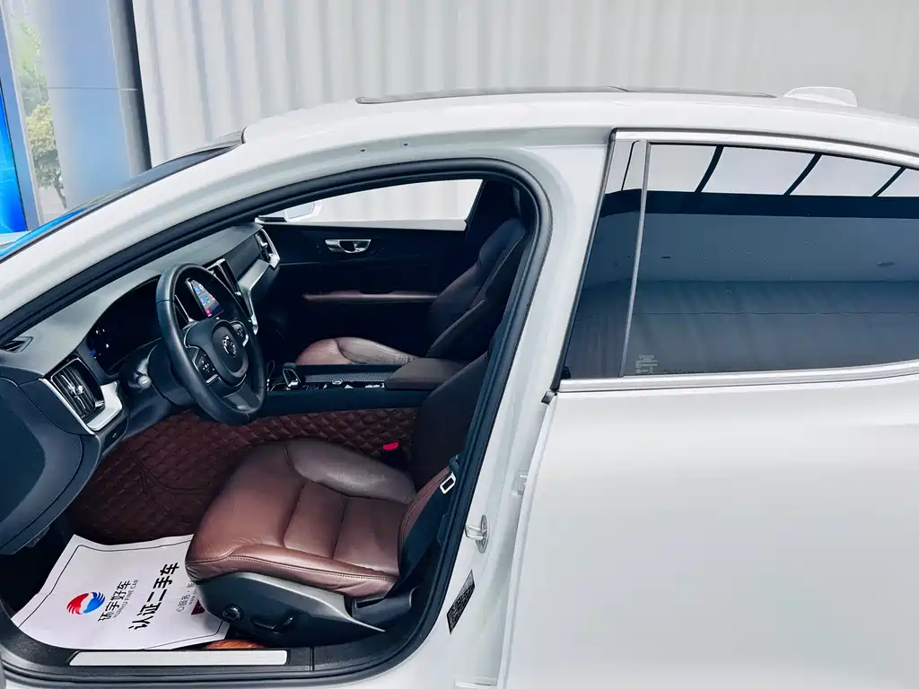 Volvo S60 2023 — фото 17