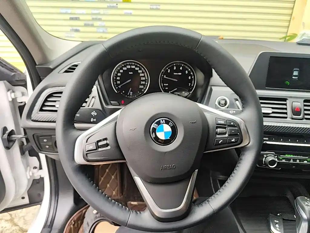 BMW 1 Series 2018 — фото 11