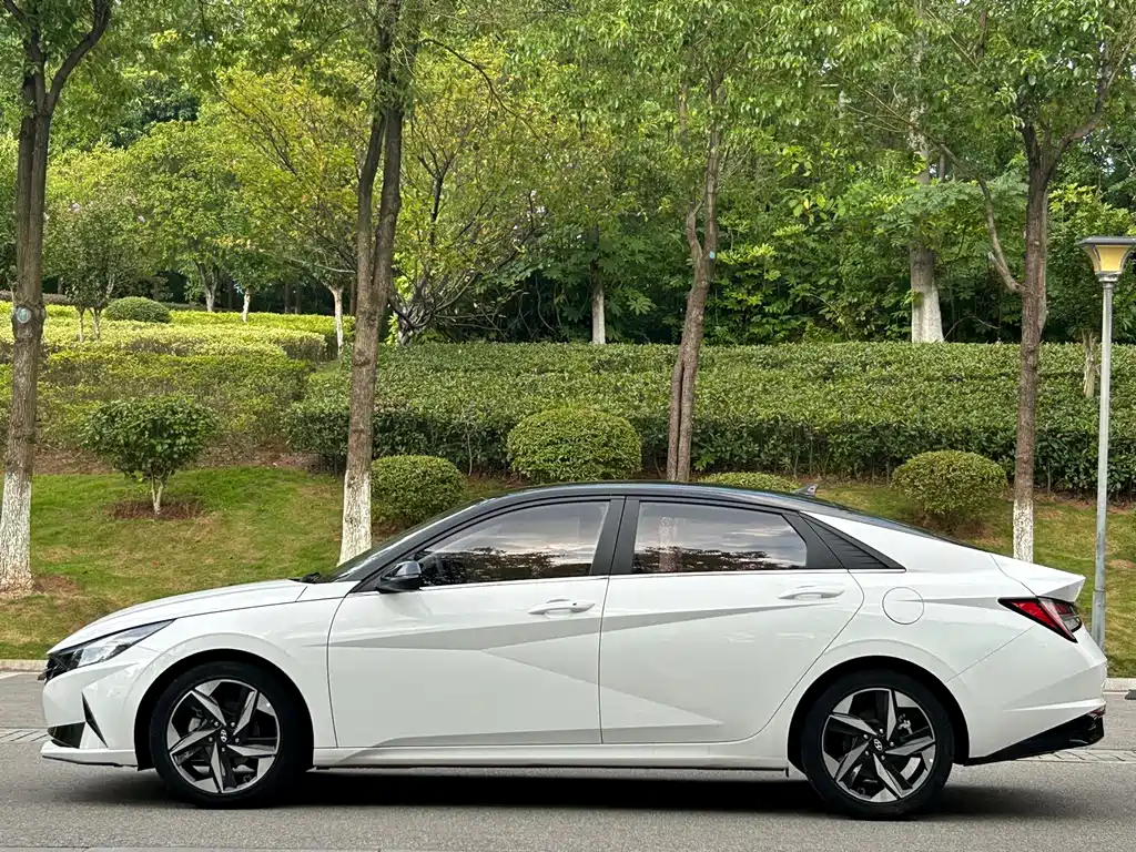 Hyundai Elantra 2022