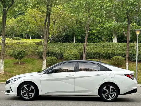 Hyundai Elantra 2022