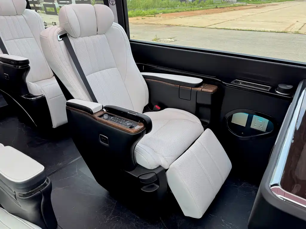 Toyota Coaster 2018 — фото 16