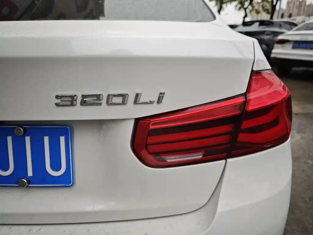 BMW 3 Series 2017 — фото 16