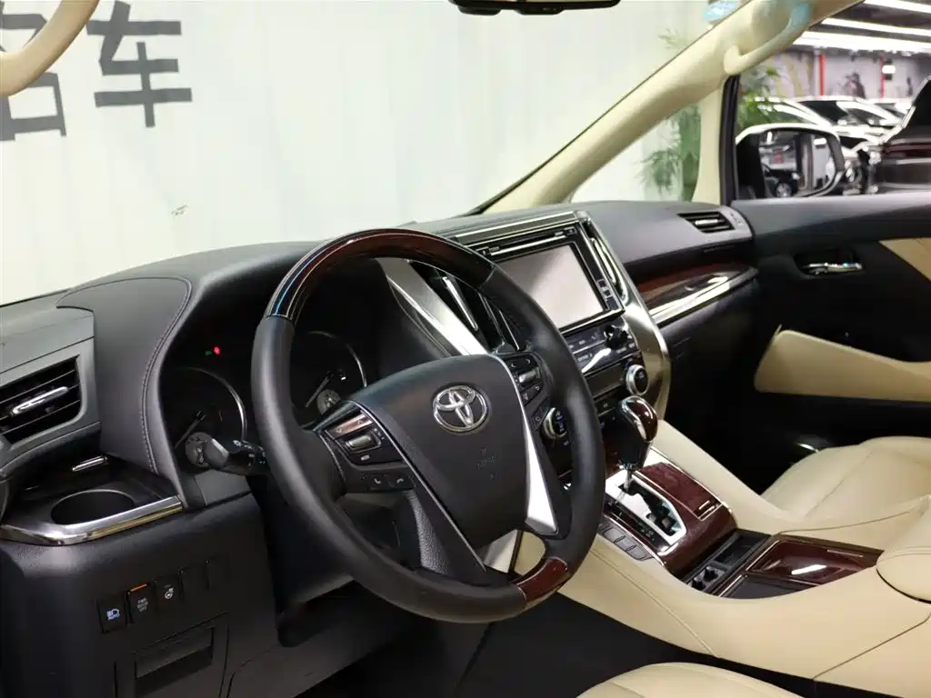 Toyota Alphard 2017 — фото 8