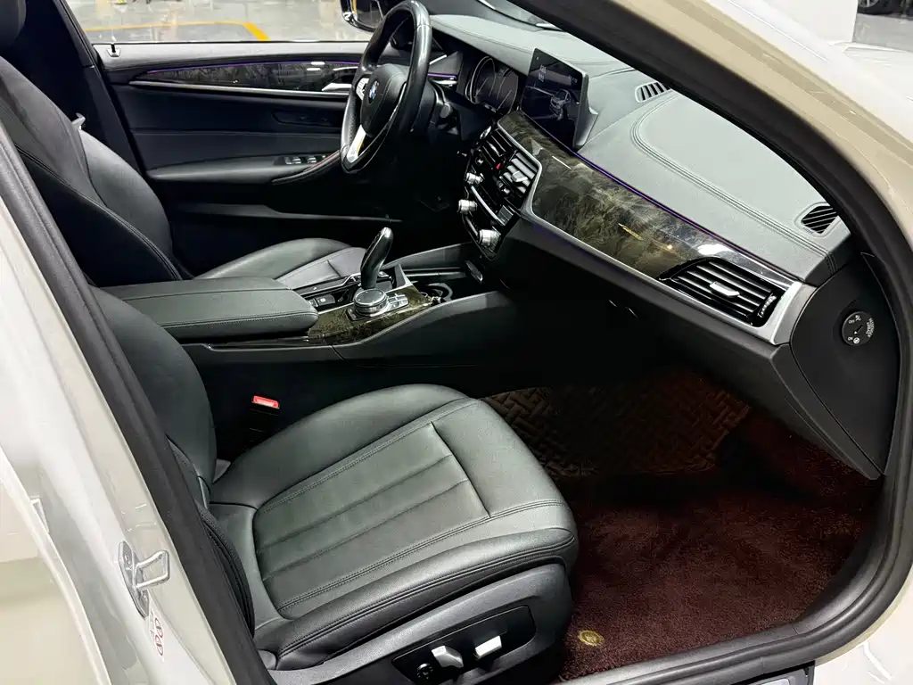 BMW 5 Series 2018 — фото 12