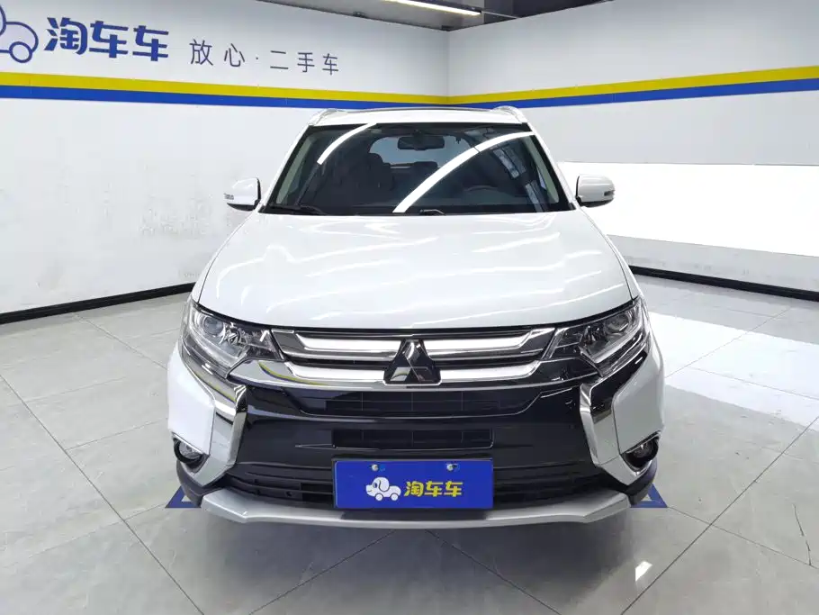 Mitsubishi Outlander 2018 — фото 2