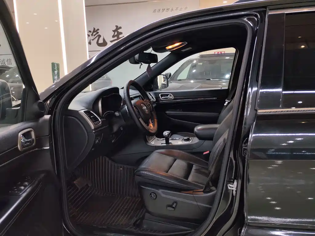 Jeep Grand Cherokee 2015 — фото 8