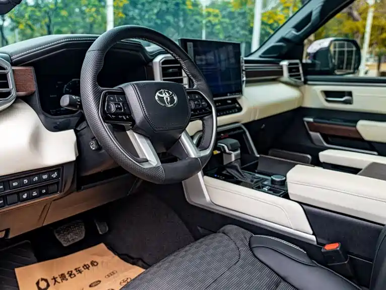 Toyota Sequoia — фото 7