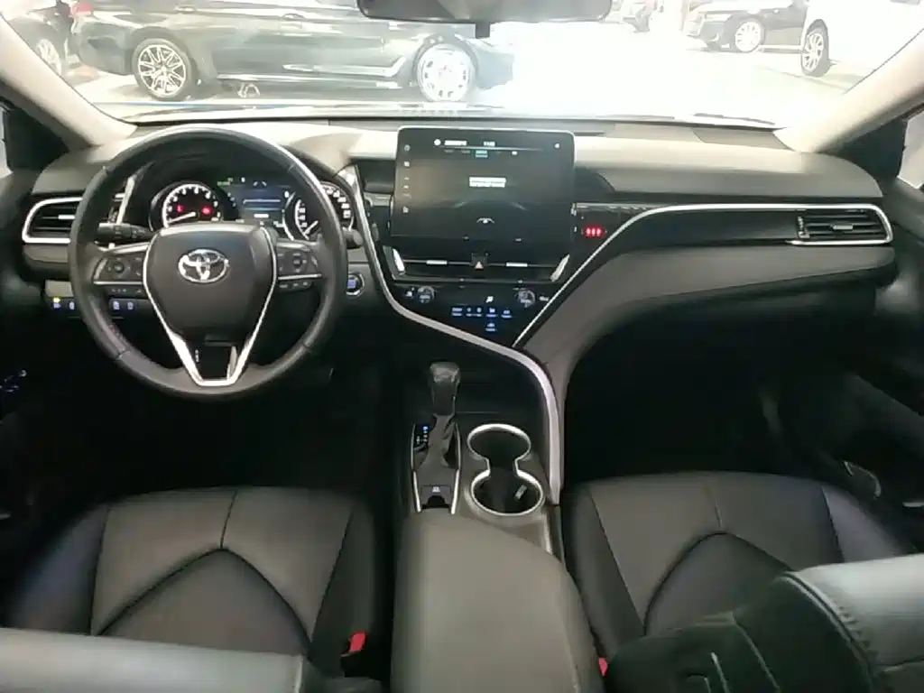 Toyota Camry 2023 — фото 10