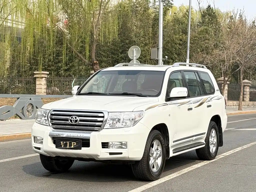 Toyota Land Cruiser 2011 — фото 1