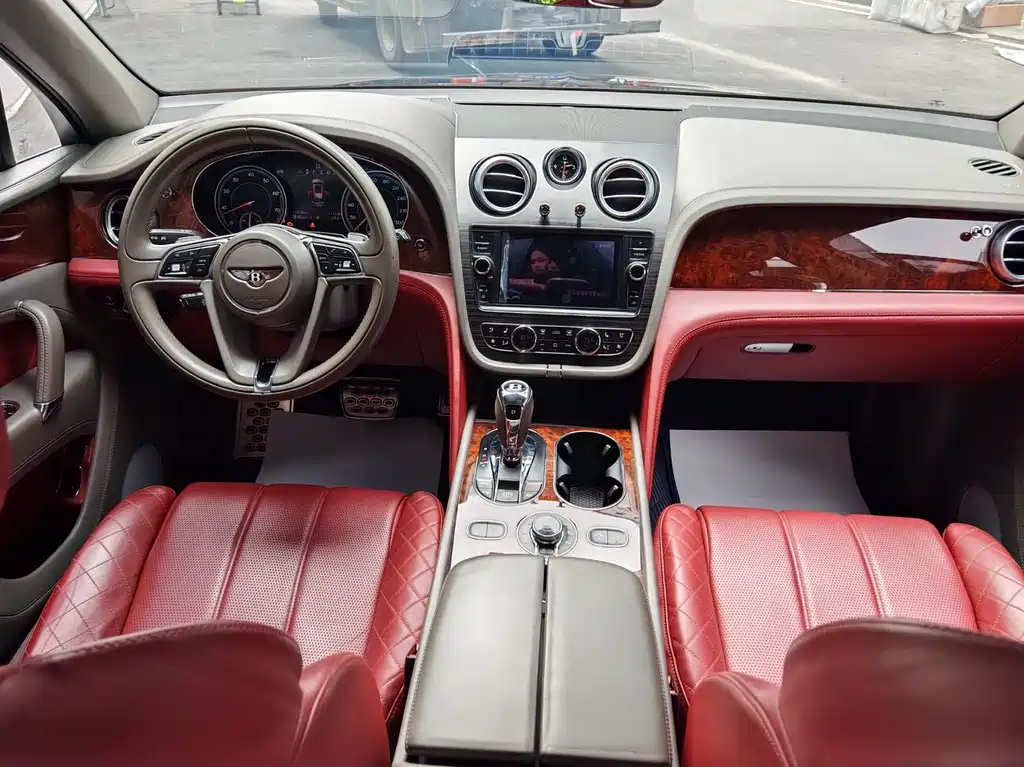 Bentley Bentayga 2019 — фото 11