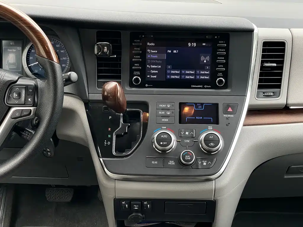 Toyota Sienna 2019 — фото 11