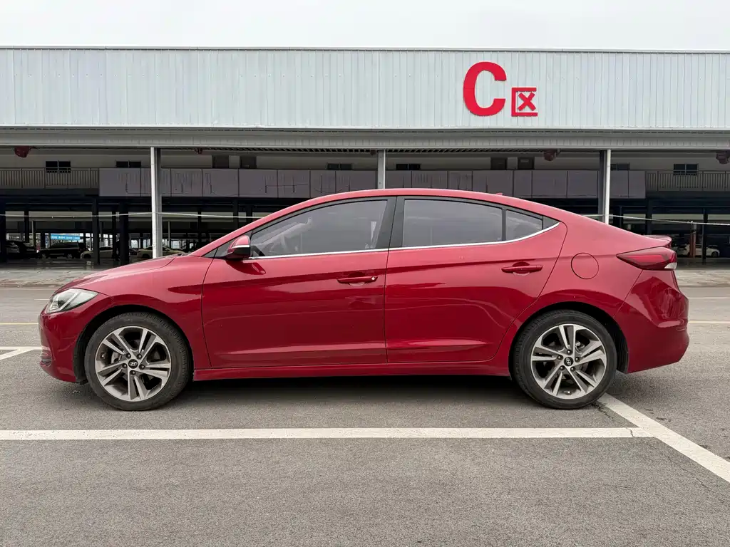 Hyundai Elantra 2016 — фото 8