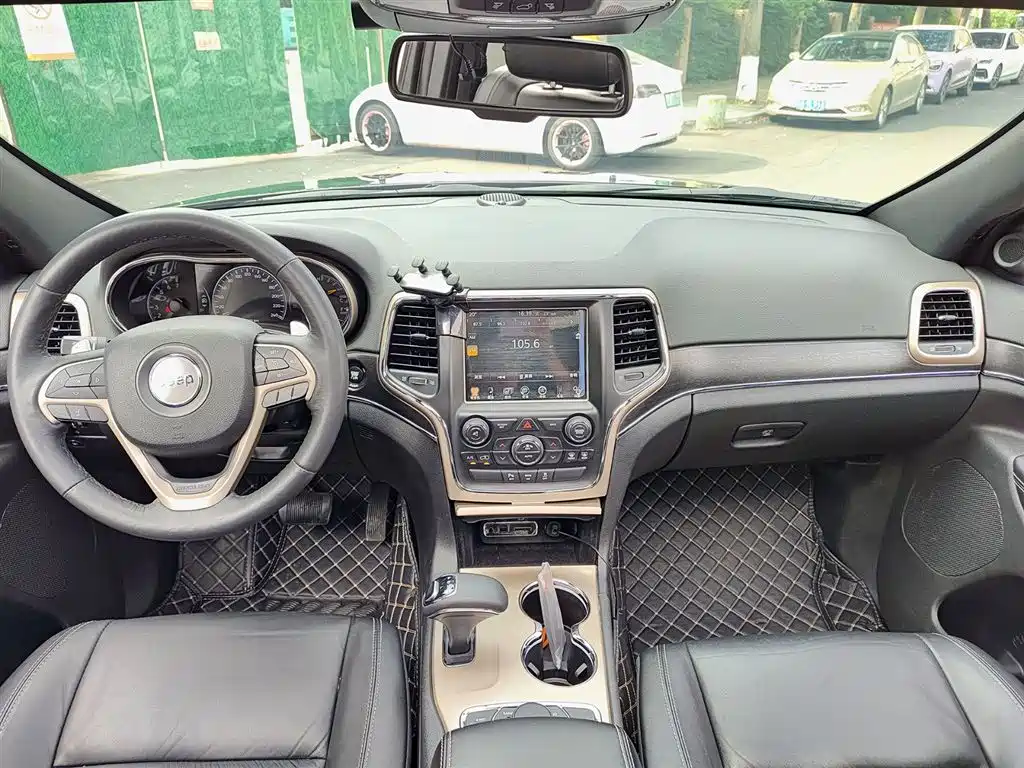 Jeep Grand Cherokee 2016 — фото 10
