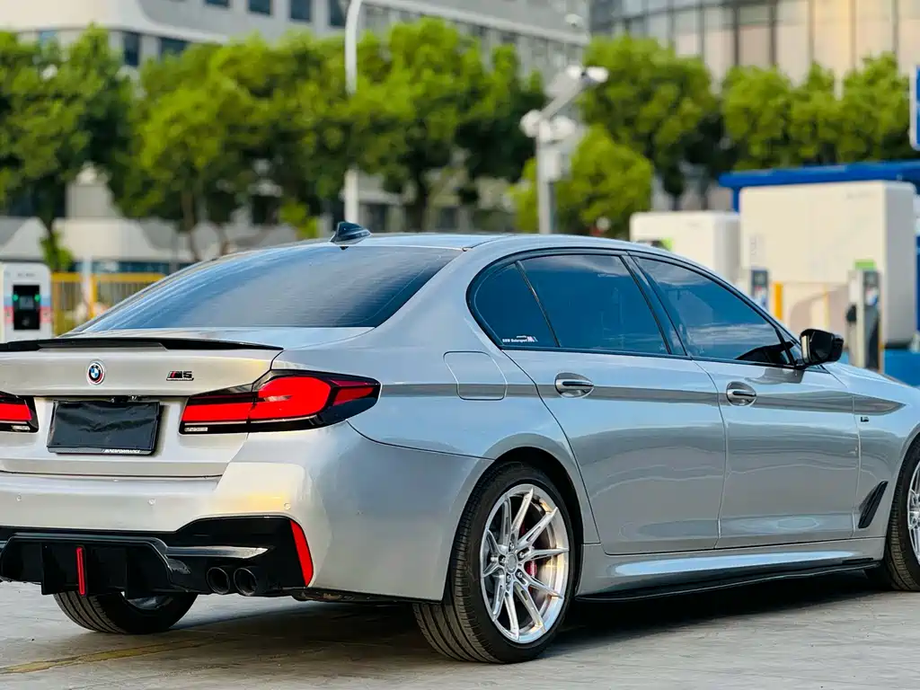 BMW 5 Series 2018 — фото 10