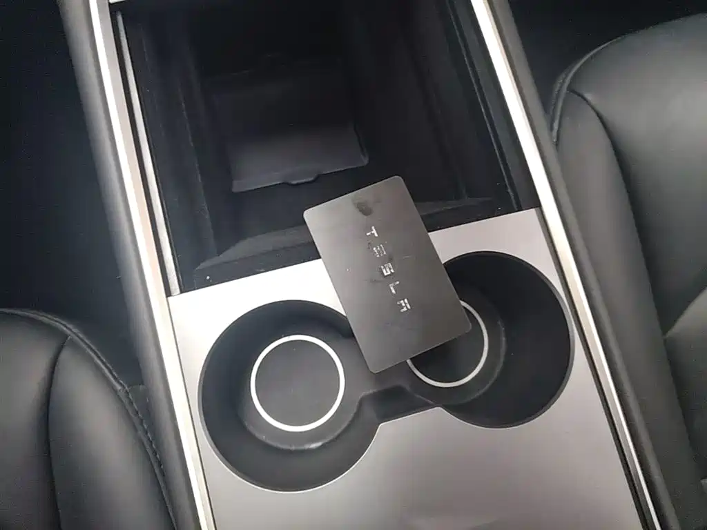 Tesla Model Y 2025 — фото 9