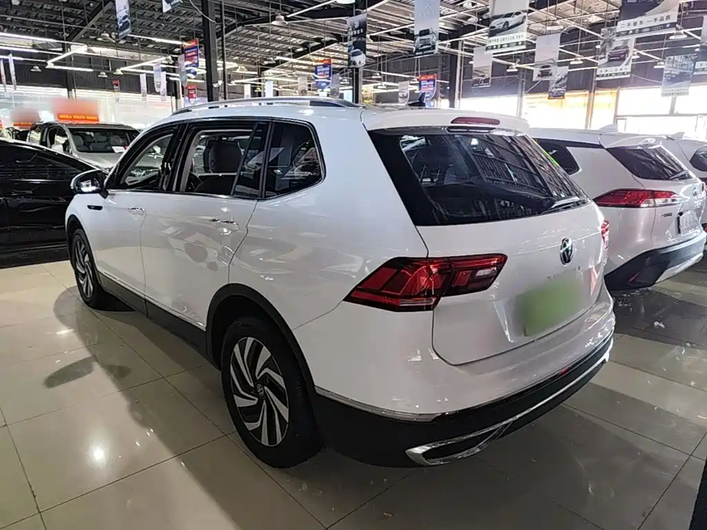 Volkswagen Tiguan L 2023 — фото 23