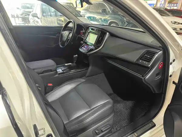 Toyota Crown 2015