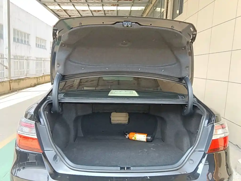 Toyota Camry 2015 — фото 19
