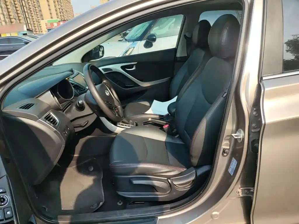 Hyundai Elantra 2017 — фото 11