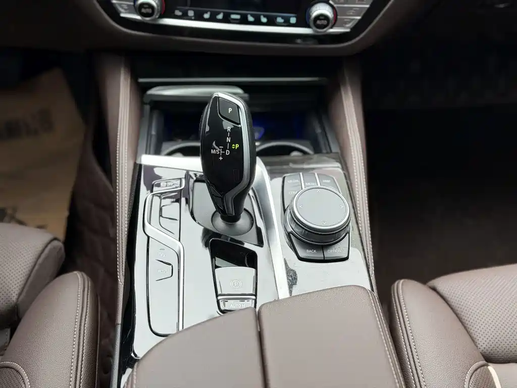 BMW 5 Series 2021 — фото 10