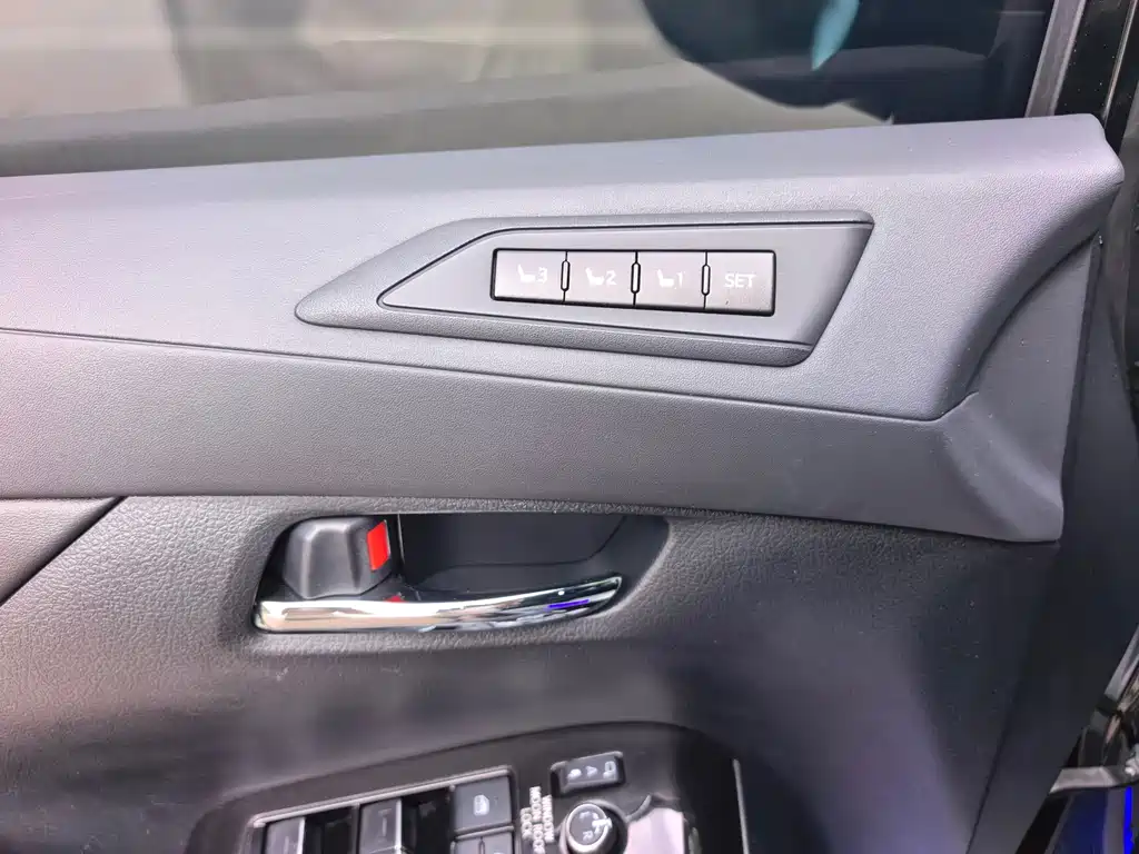 Toyota Alphard 2023 — фото 25