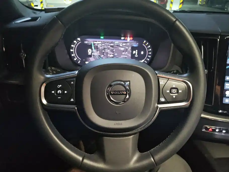 Volvo XC60 2022 — фото 15