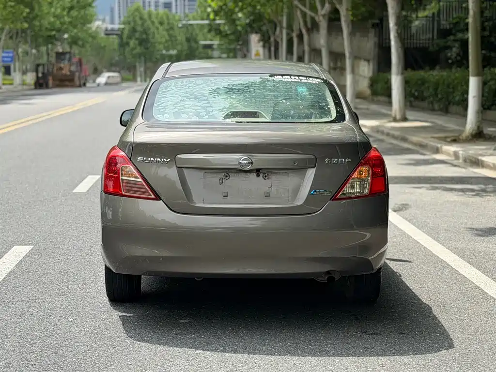 Nissan Sunny 2012 — фото 15