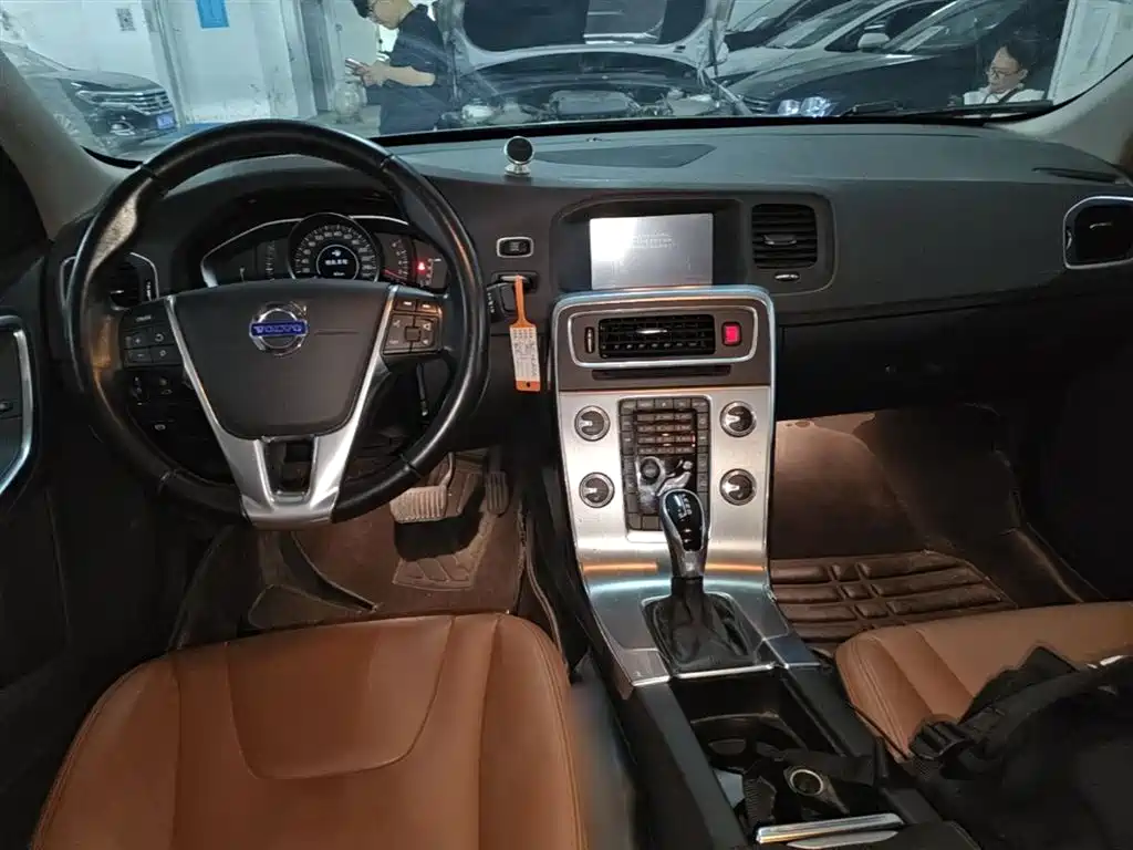 Volvo S60 2015 — фото 10