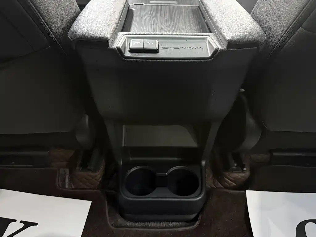 Toyota Sienna 2024 — фото 16
