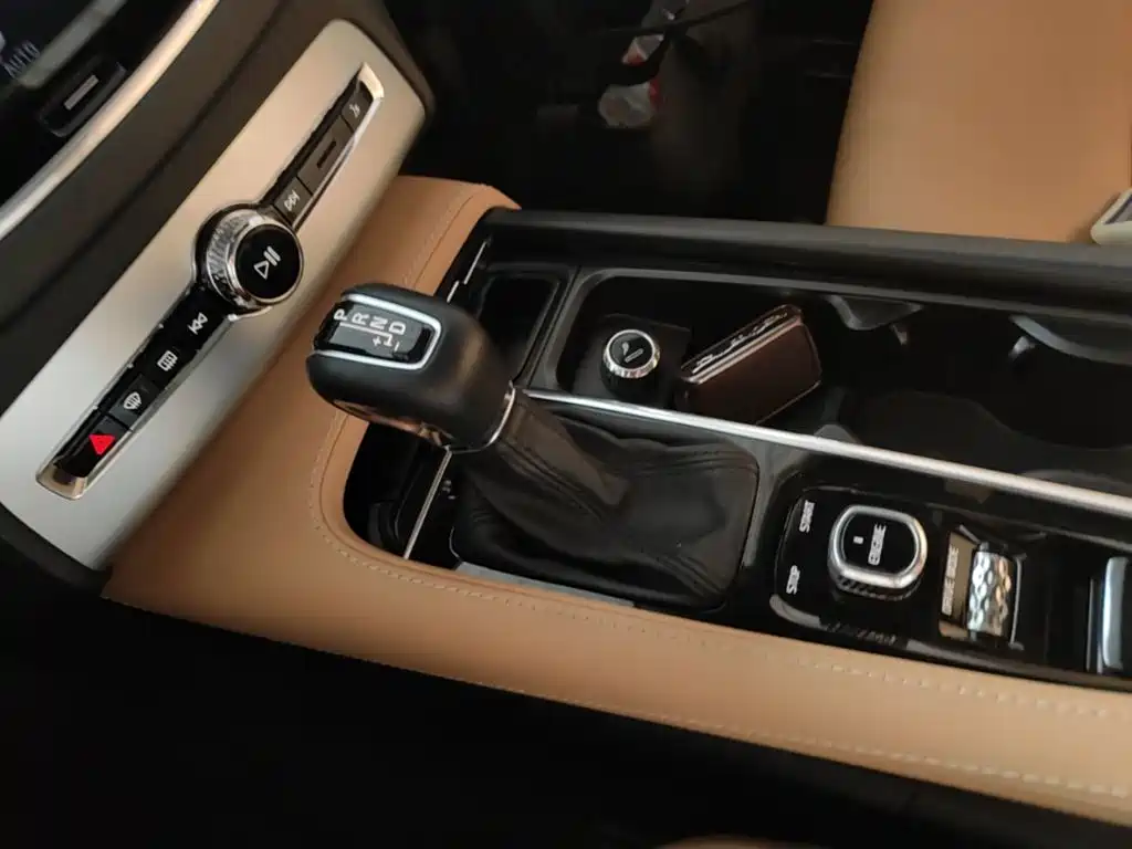 Volvo XC90 2017 — фото 14