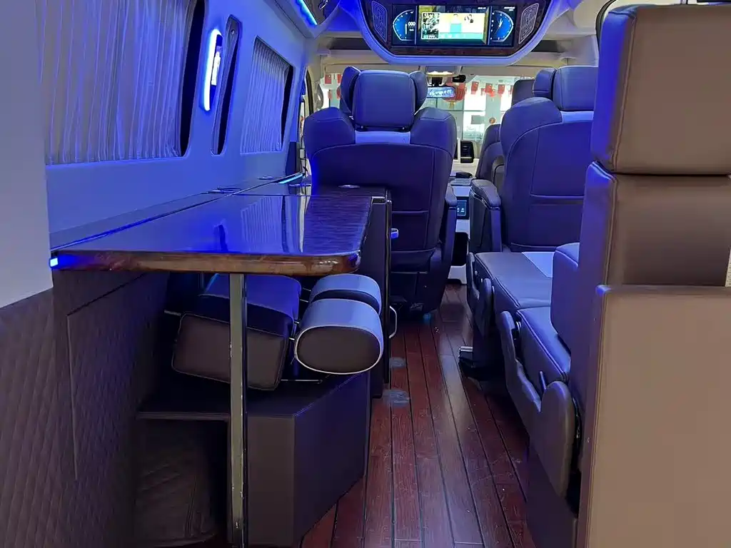 Toyota Hiace 2021 — фото 13