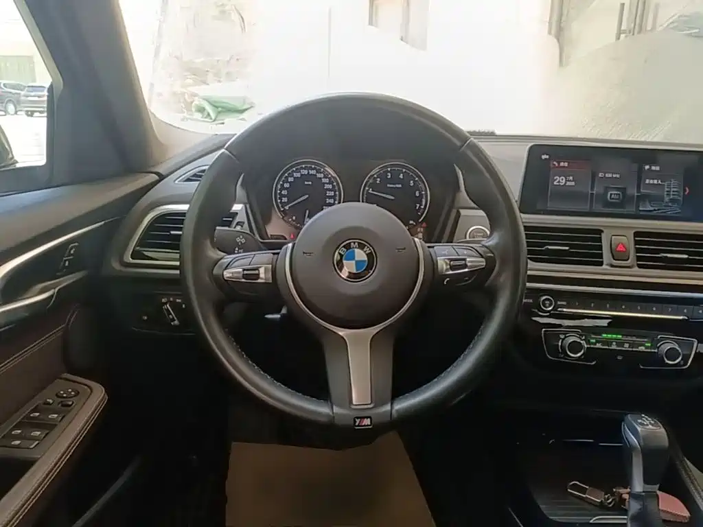 BMW 1 Series 2019 — фото 11
