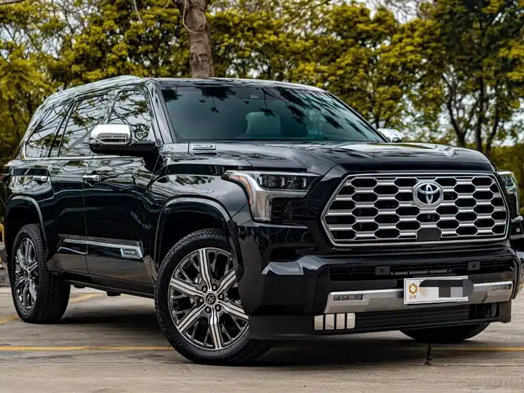 Toyota Sequoia — фото 4