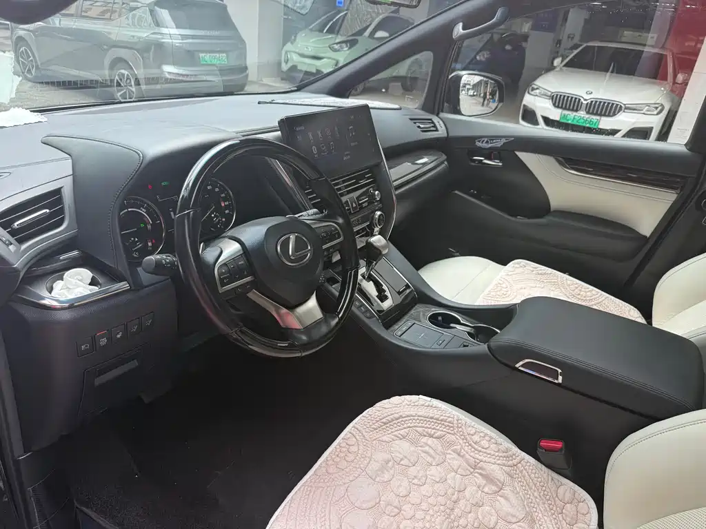 Lexus LM 2022