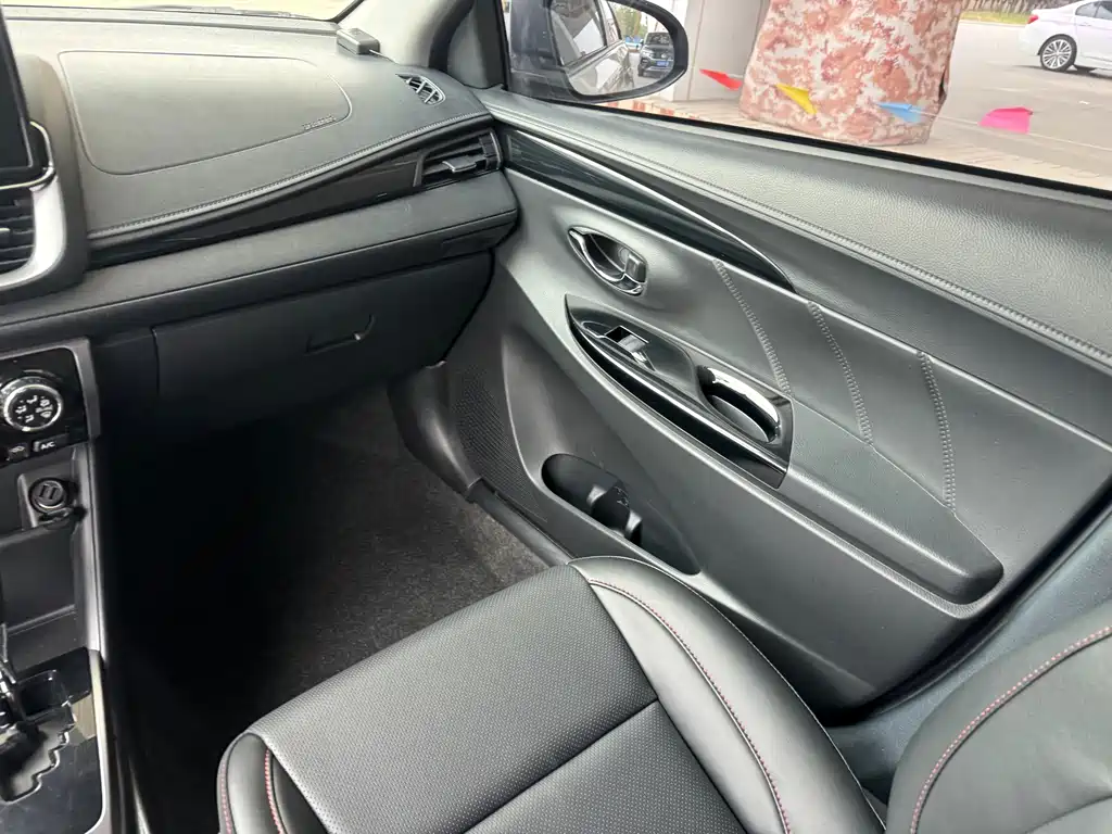 Toyota Yaris L 2023 — фото 17