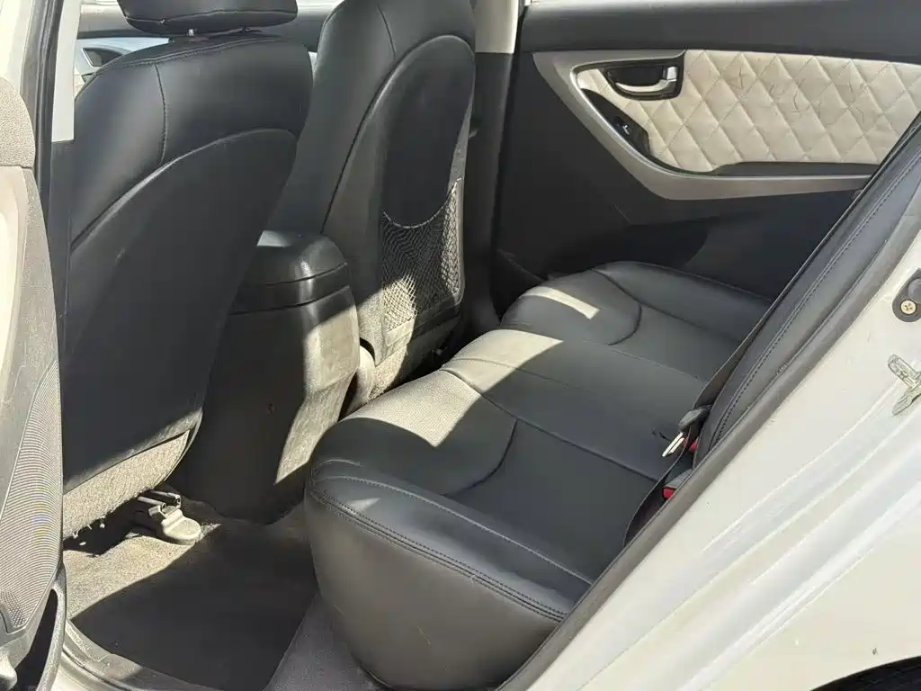 Hyundai Elantra 2015 — фото 13