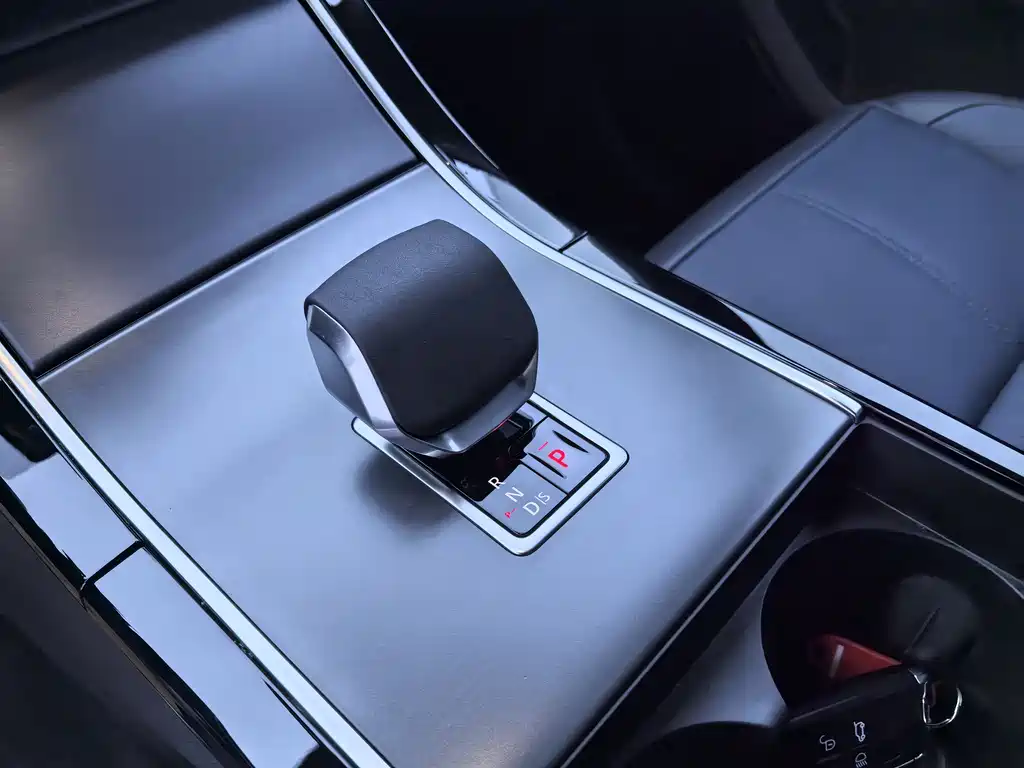 Land Rover Velar 2025 — фото 13