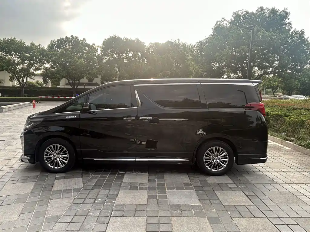 Toyota Alphard 2022 — фото 3