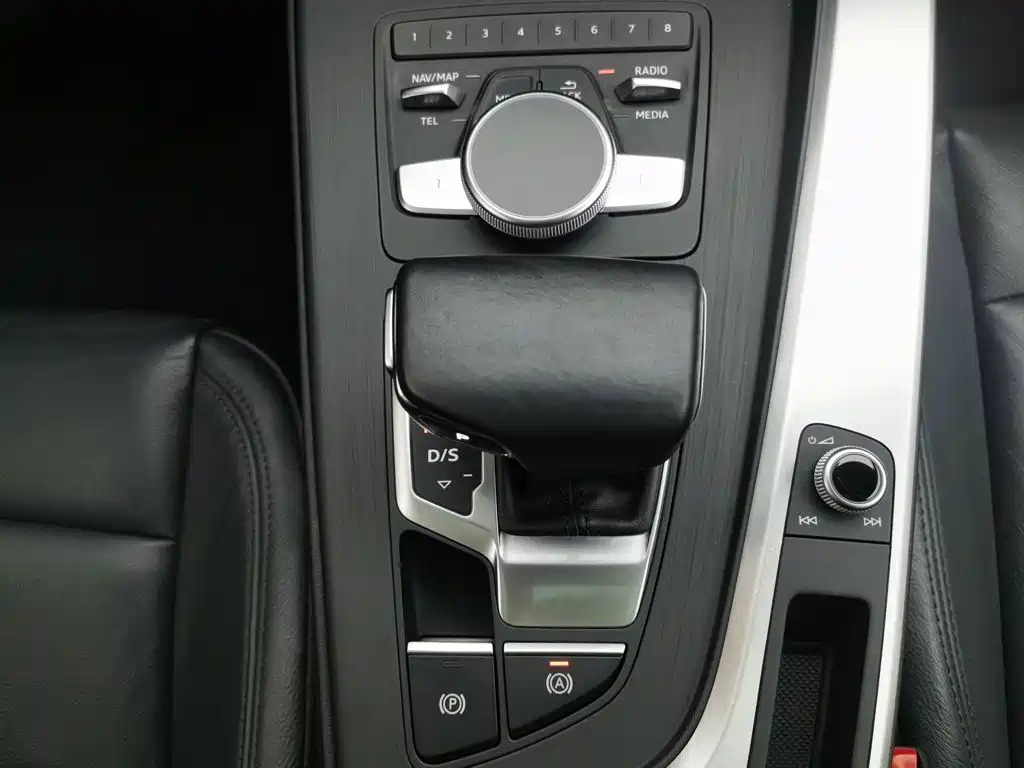 Audi A4L 2018 — фото 13